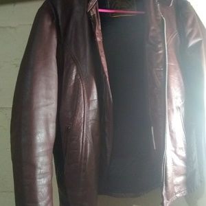 Burgandy leather jacket/w zip in linar